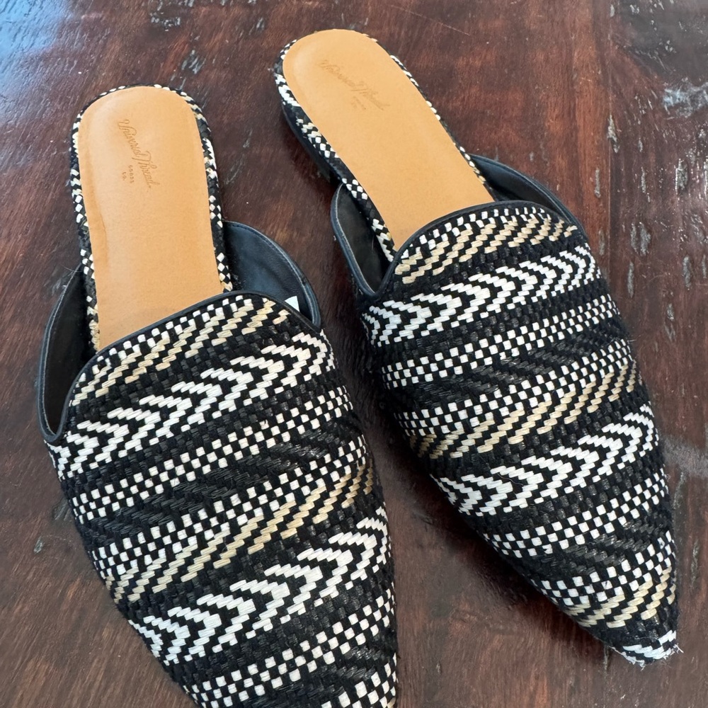 Universal Thread Black and Cream Patterned Mules